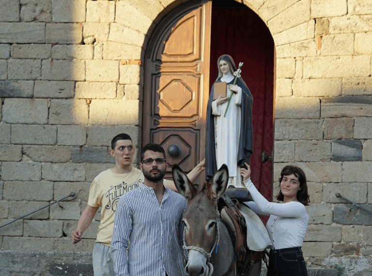 In cammino a piedi fino a Roma dal Papa: parte da Montegiovi la carovana per chiedere aiuto sull’abbandono del Paese