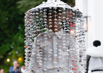 Bianchi Contaminati: Eleganza sostenibile nei giardini dell’Ambasciata delle Filippine