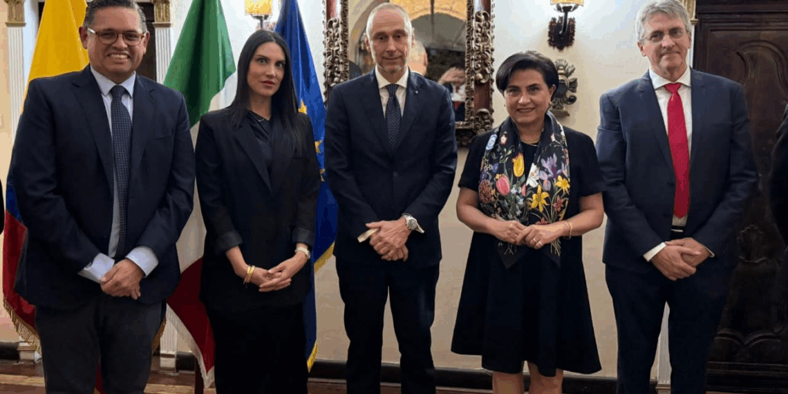 Quito, l’Ambasciatore Davoli presenta progetto sul gambero ecuadoriano con Ministri Esteri e Turismo