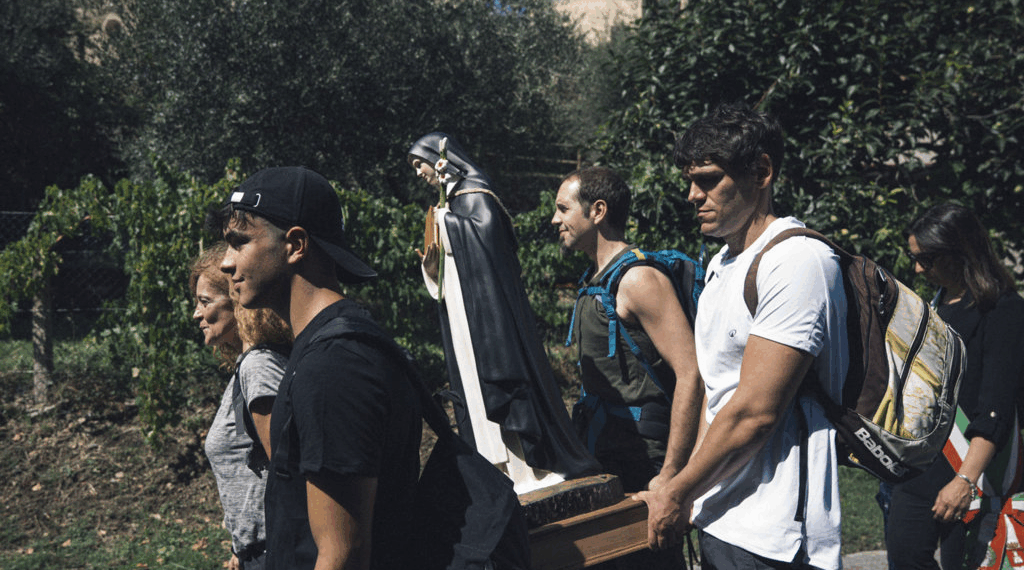 La comitiva di pellegrini di Montegiovi in arrivo a Roma per ricevere udienza dal Papa