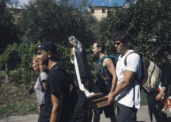 La comitiva di pellegrini di Montegiovi in arrivo a Roma per ricevere udienza dal Papa