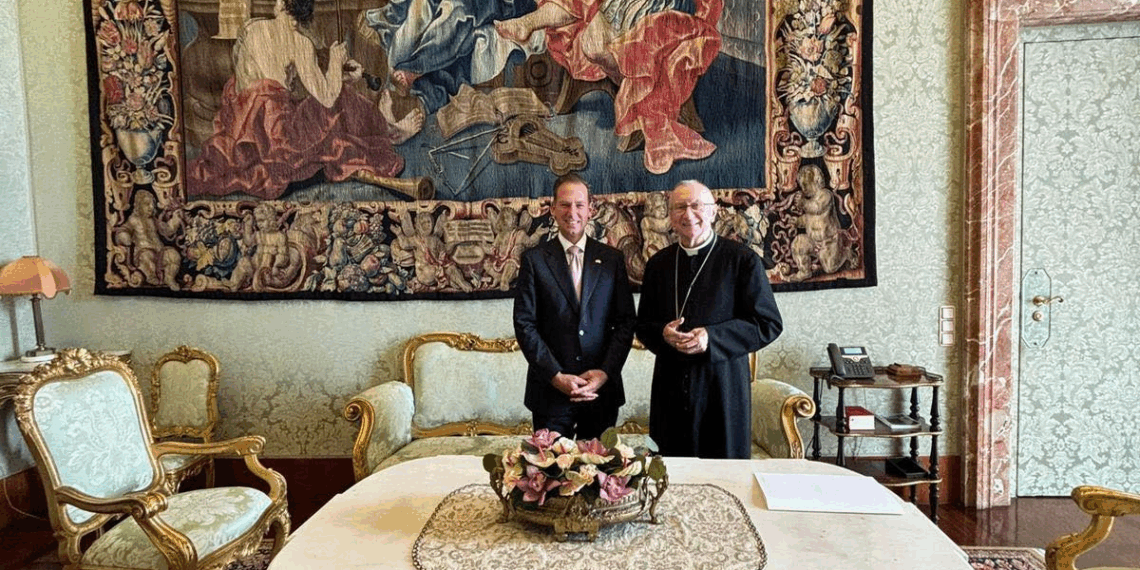 Incontro tra l’Ambasciatore Burch e il Cardinale Parolin: dialogo su Cooperazione tra Stati Uniti e Vaticano