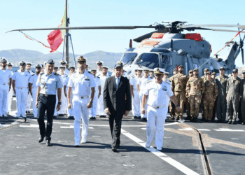 Grecia, l’Ambasciatore Cuculi visita la Nave Bergamini