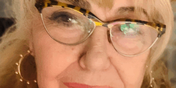 Sandra Scagliotti, Console Onorario del Vietnam a Torino. Una vita tra ricerca, diplomazia e passione civile. “Mi hanno insegnato che, anche in tempi di frenesia, occorre fermarsi per contemplare i petali del fior di pruno che leggeri, volteggiando cadono”