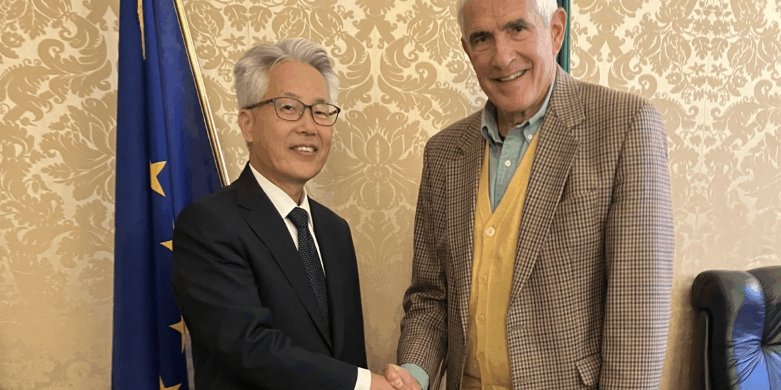 Dialogo diplomatico tra Italia e Giappone: l’Ambasciatore Suzuki incontra il Senatore Casini