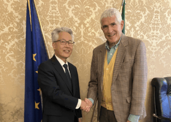 Dialogo diplomatico tra Italia e Giappone: l’Ambasciatore Suzuki incontra il Senatore Casini