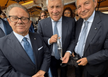 Il Corpo Consolare di Napoli omaggia il Ministro Antonio Tajani con un’opera di Lello Esposito