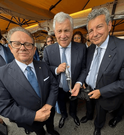 Il Corpo Consolare di Napoli omaggia il Ministro Antonio Tajani con un’opera di Lello Esposito