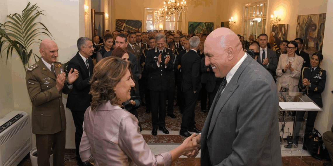 Il Ministro Crosetto riceve l’onorificenza “Emblema d’Onore delle Forze Armate della Romania”