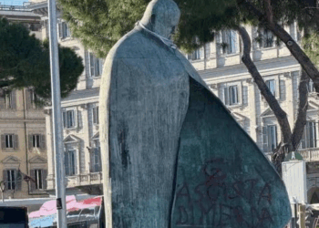 Statua di Karol Wojtyla imbrattata a Termini, l’Ambasciata di Polonia esprime sgomento in una nota