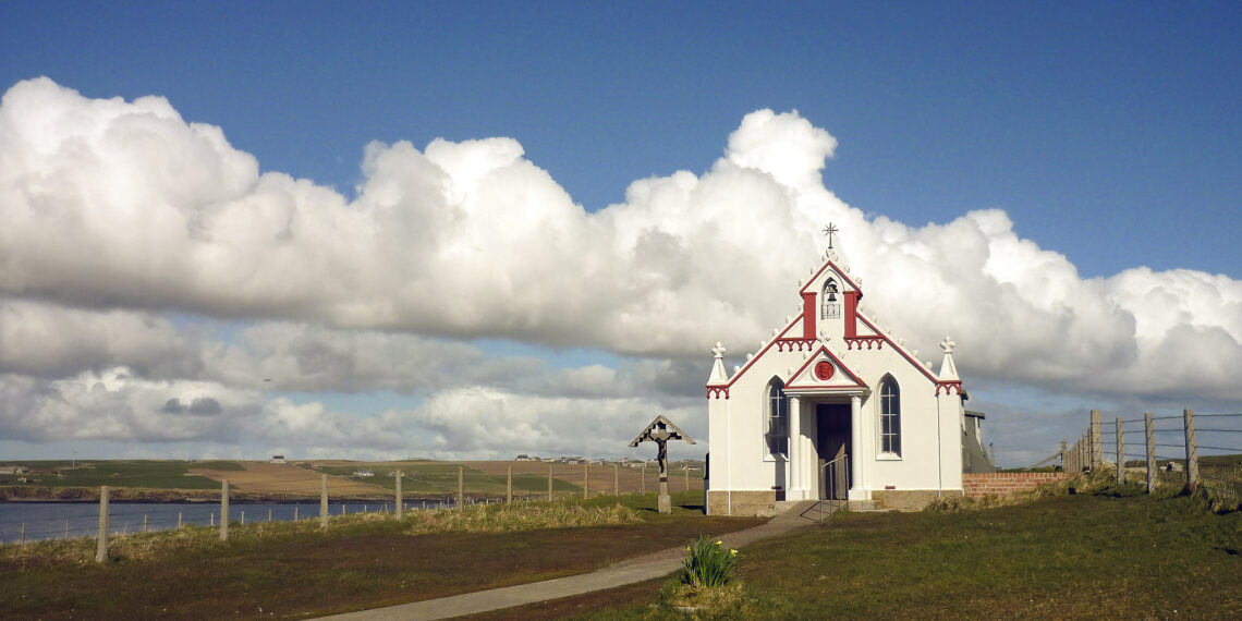 La Chiesetta della Pace nelle Orcadi: un miracolo di bellezza nato dalla prigionia