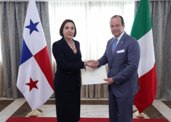 L’Ambasciatrice d’Italia a Panama Giuditta Giorgio presenta copia Lettere Credenziali al Ministro Martínez-Acha