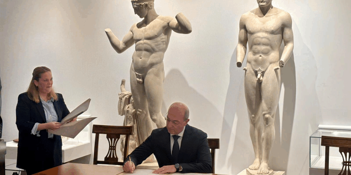 Firmata in Grecia la dichiarazione per la Tregua Olimpica e accesa la fiamma di Milano-Cortina