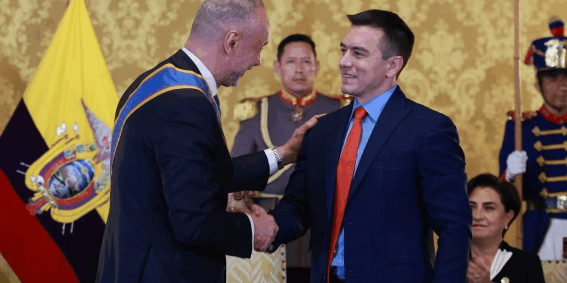 Ecuador, il Presidente Noboa consegna onorificenza all’Ambasciatore Davoli e al magistrato Di Sciuva