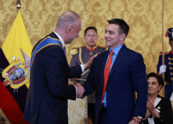 Ecuador, il Presidente Noboa consegna onorificenza all’Ambasciatore Davoli e al magistrato Di Sciuva