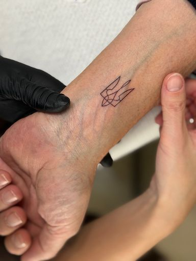 Ambasciata della Federazione Russa contro Carlo Calenda: “Tatuaggio da seguace dei nazisti”