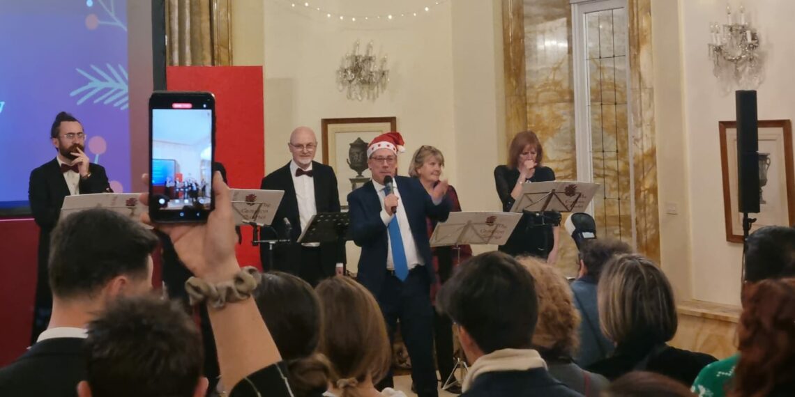 L’Ambasciatore Llewellyn saluta Roma durante i tradizionali Canti di Natale in stile British a Villa Wolkonsky