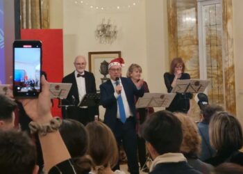 L’Ambasciatore Llewellyn saluta Roma durante i tradizionali Canti di Natale in stile British a Villa Wolkonsky