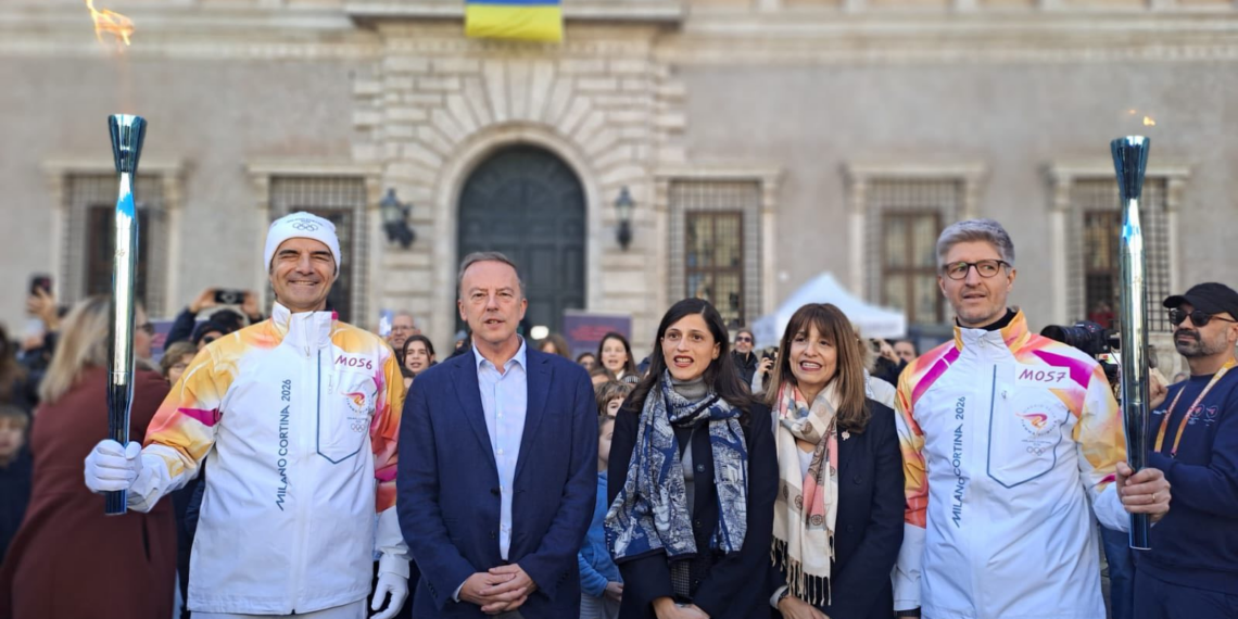 Piazza Farnese accoglie la Fiamma Olimpica: “Torch Kiss” sotto l’Ambasciata di Francia