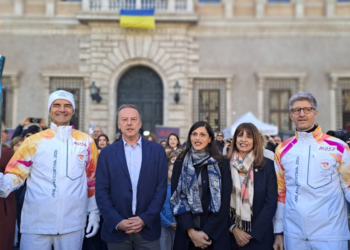 Piazza Farnese accoglie la Fiamma Olimpica: “Torch Kiss” sotto l’Ambasciata di Francia
