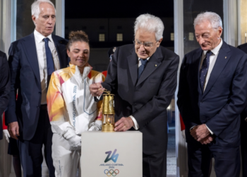 Il Presidente Mattarella ha accolto la Fiamma Olimpica al Quirinale
