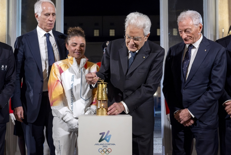 Il Presidente Mattarella ha accolto la Fiamma Olimpica al Quirinale
