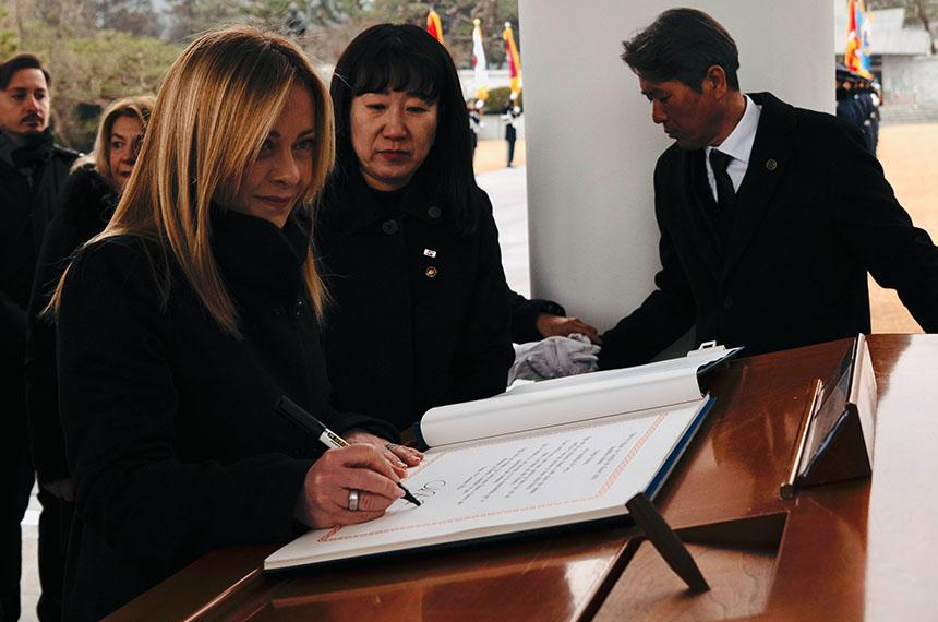 Il Premier Meloni in visita nella Repubblica di Corea. Le dichiarazioni sulla Groenlandia