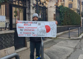 “Non so quando rivedrò i miei tre figli”, protesta davanti all’Ambasciata del Giappone