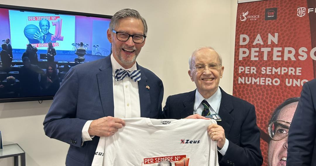 Il Consolato USA a Milano celebra i 90 anni di Dan Peterson: omaggio a una leggenda del basket