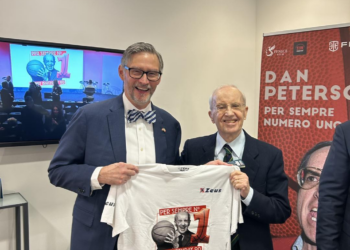 Il Consolato USA a Milano celebra i 90 anni di Dan Peterson: omaggio a una leggenda del basket