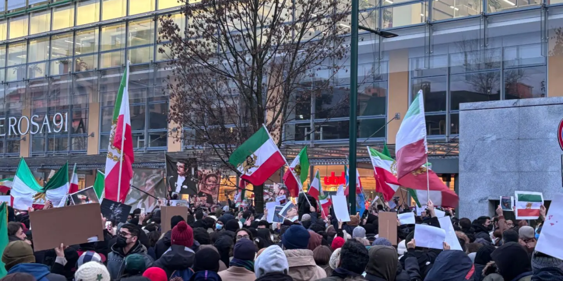 A Milano la voce della diaspora iraniana: in mille davanti al Consolato
