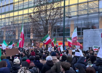 A Milano la voce della diaspora iraniana: in mille davanti al Consolato