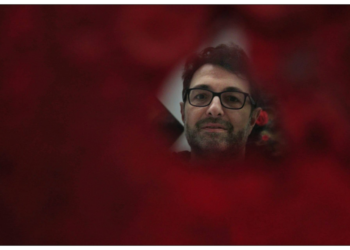 “Rosso Meraviglia”: quando il colore diventa energia. A Roma la nuova mostra di Spazio I.De.A.