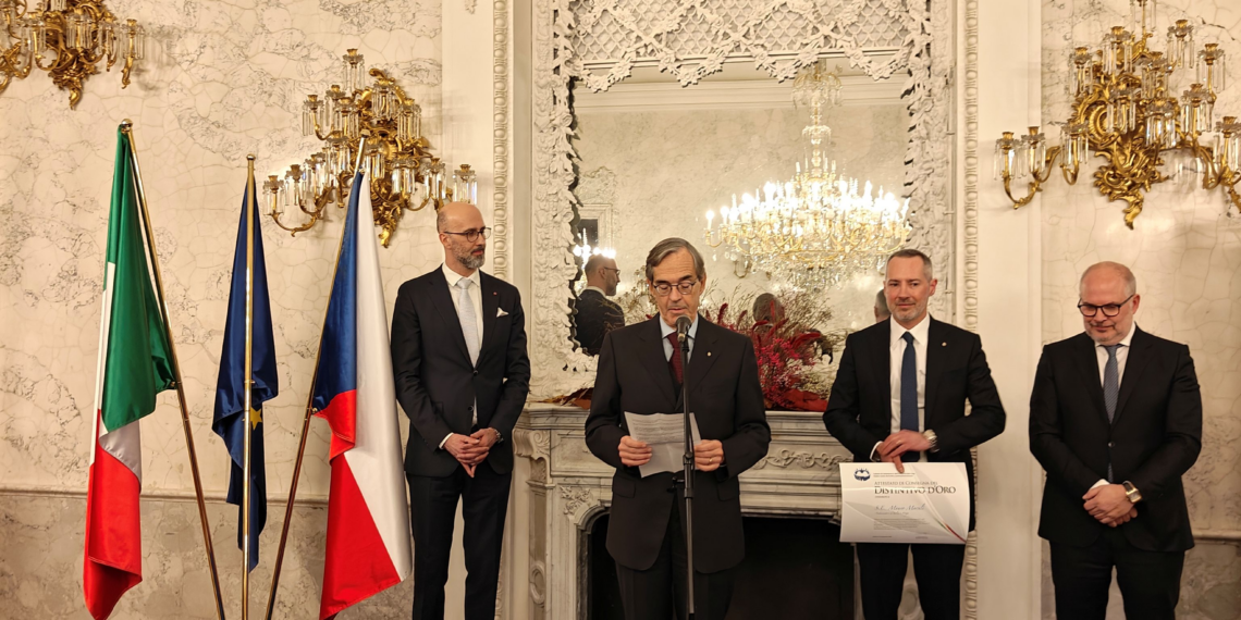 La Camera di Commercio e dell’Industria Italo-Ceca celebra i 25 anni di attività. Distintivo d’oro ad Amb. Marsili
