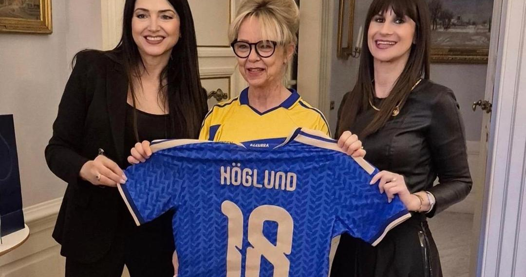 Italia-Svezia: l’Ambasciatrice Karin Höglund riceve in dono una maglia azzurra