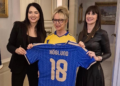 Italia-Svezia: l’Ambasciatrice Karin Höglund riceve in dono una maglia azzurra