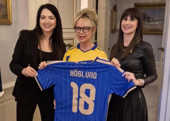 Italia-Svezia: l’Ambasciatrice Karin Höglund riceve in dono una maglia azzurra
