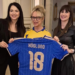 Italia-Svezia: l’Ambasciatrice Karin Höglund riceve in dono una maglia azzurra