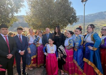 Le Vallje tornano a danzare a Civita: l’Ambasciatrice Frangaj omaggia la cultura arbëresh in Calabria
