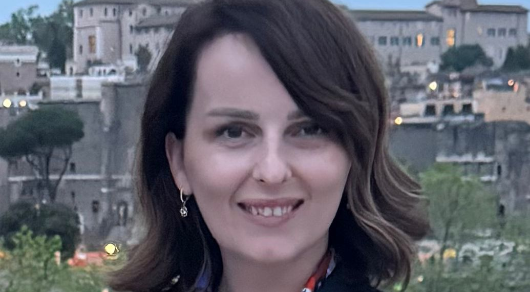 Nita Shala, Ambasciatrice del Kosovo in Italia: “Voglio raccontare un Paese contemporaneo, giovane, europeo e dinamico. La diaspora è la nostra risorsa strategica. L’unico modo per amare il mondo è restare aperti alla conoscenza”