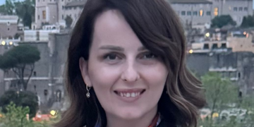 Nita Shala, Ambasciatrice del Kosovo in Italia: “Voglio raccontare un Paese contemporaneo, giovane, europeo e dinamico. La diaspora è la nostra risorsa strategica. L’unico modo per amare il mondo è restare aperti alla conoscenza”