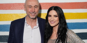 Ecuador, l’Ambasciatore Davoli saluta Laura Pausini prima del concerto di Quito