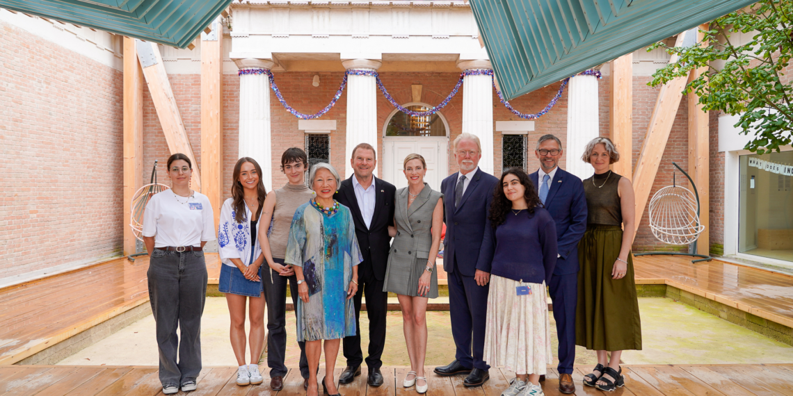 Biennale Venezia, l’Ambasciatore Fertitta celebra l’arte USA festeggiando il primo anno di Missione