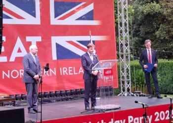 A Roma la festa per Re Carlo III con il nuovo Ambasciatore Hickey, Helen Mirren e Checco Zalone