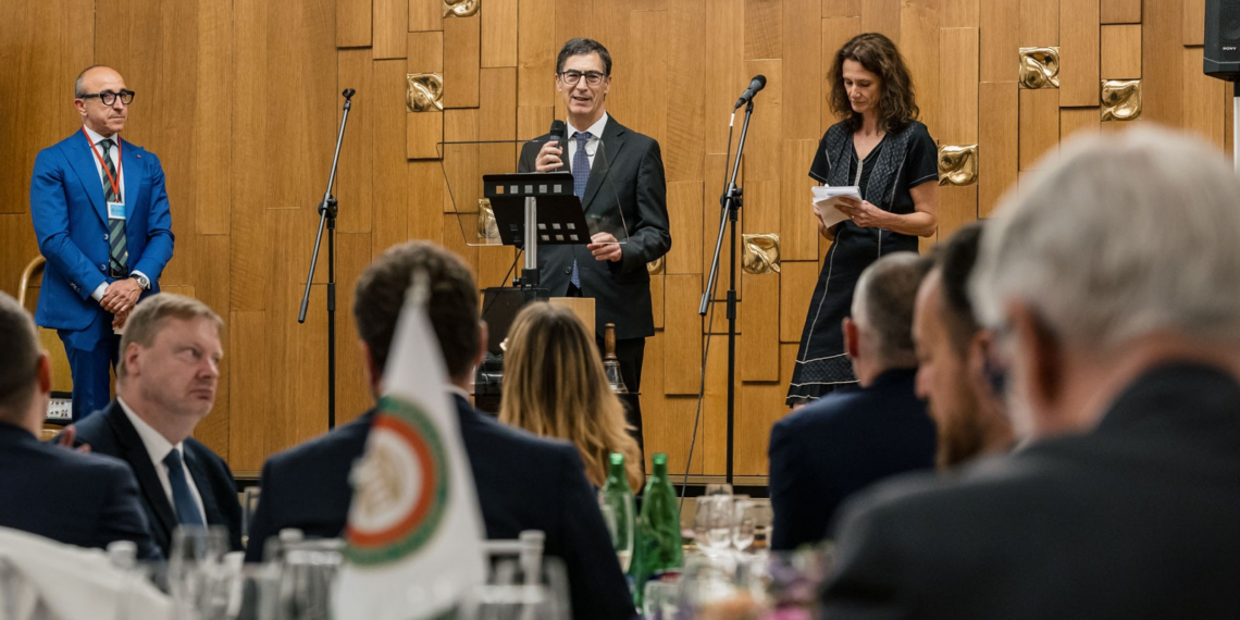Conviviale dell’Accademia Italiana della Cucina al Parlamento ceco. A Gaudiano insegne dell’Associazione