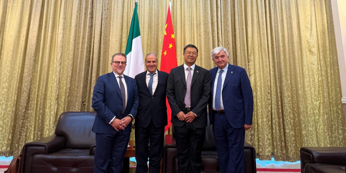 L’Incaricato d’Affari della Repubblica Popolare Cinese Lee Xiaoyong riceve il Presidente Isia Mario Morgoni