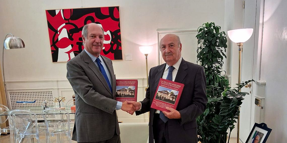 Cortese consegna a Guariglia nuovo Volume dedicato alla Residenza d’Italia a Berna