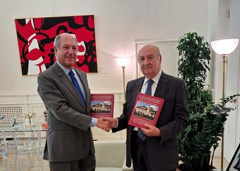 Cortese consegna a Guariglia nuovo Volume dedicato alla Residenza d’Italia a Berna