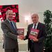 Cortese consegna a Guariglia nuovo Volume dedicato alla Residenza d’Italia a Berna