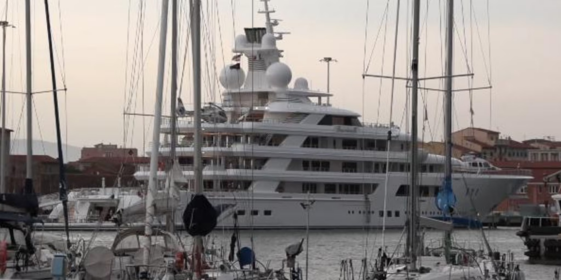 Lo yacht dell’Ambasciatore USA al porto di Livorno: schieramento dei mezzi polizia